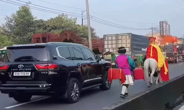 Xác minh clip 'thầy trò Đường Tăng' cưỡi ngựa trên làn ô tô ở TP.HCM
