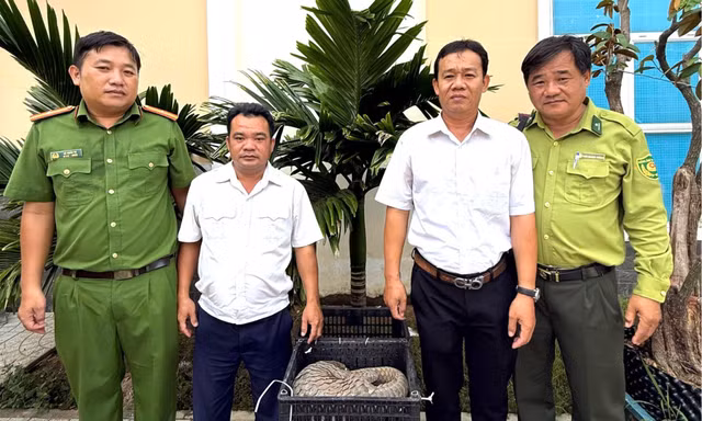 'Khách không mời' bò vào công ty, tài xế báo công an