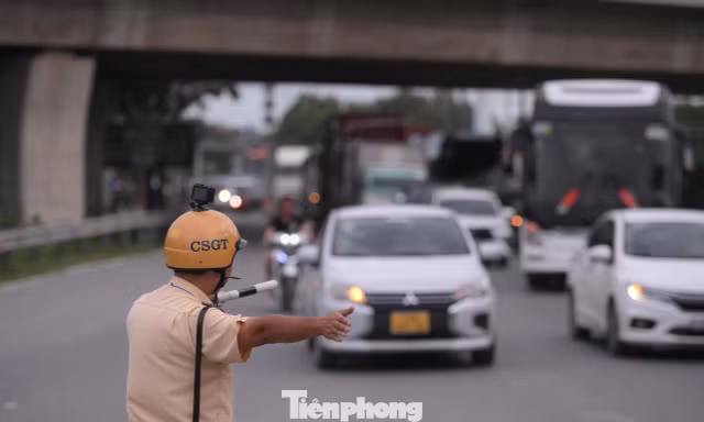 Dòng xe nối nhau rời TPHCM, CSGT chỉ dẫn lộ trình tránh ùn tắc ở cao tốc cửa ngõ phía Đông