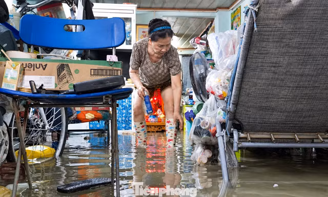 Mưa từ chiều tối, đến trưa hôm sau nhiều nhà dân ở TPHCM vẫn ngập