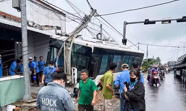 Xe đưa rước công nhân gây tai nạn liên hoàn ở Tây Ninh