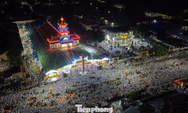 Biển người đổ về Tòa thánh Tây Ninh xem rồng nhang phun lửa