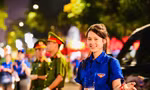 'Áo xanh' dọn rác xuyên đêm trước giờ tổng duyệt diễu binh, diễu hành