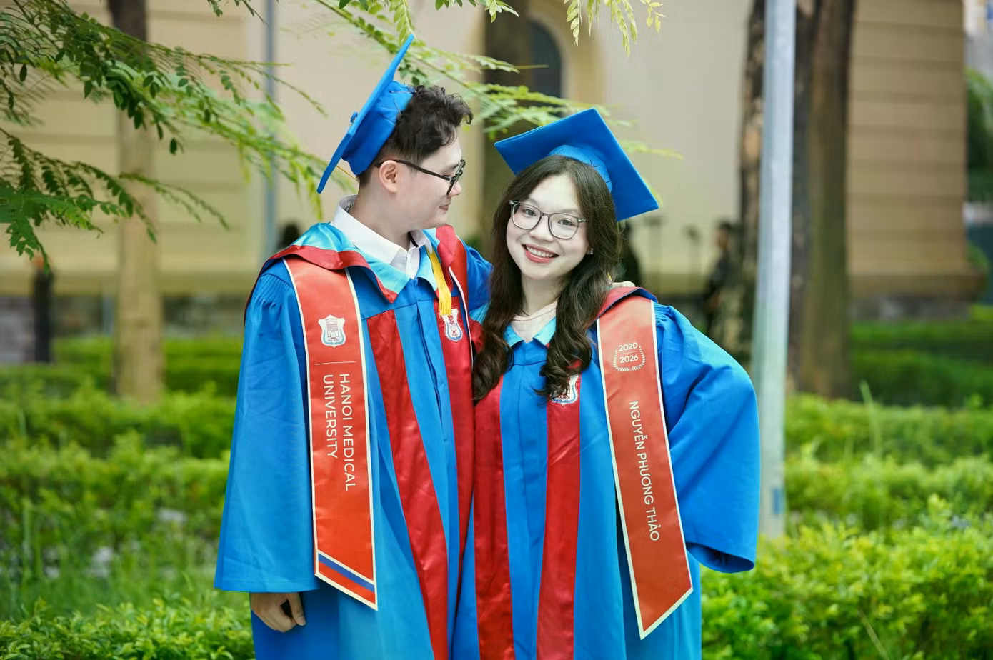 Thành và Thảo sẽ tiếp tục chặng đường bác sĩ với 3 năm đào tạo bác sĩ nội trú. Ảnh: NVCC.