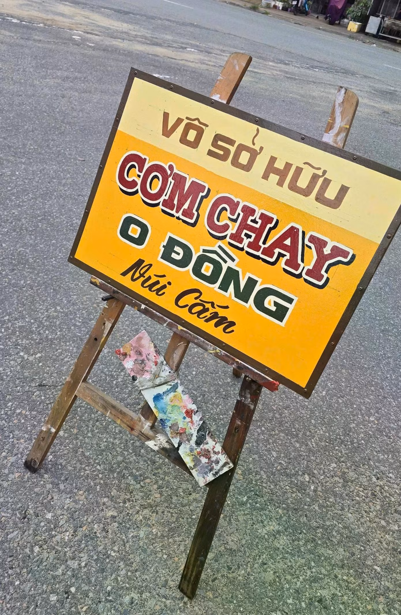 Các bảng hiệu vẽ tay của tiệm nhà Ý Dĩ.