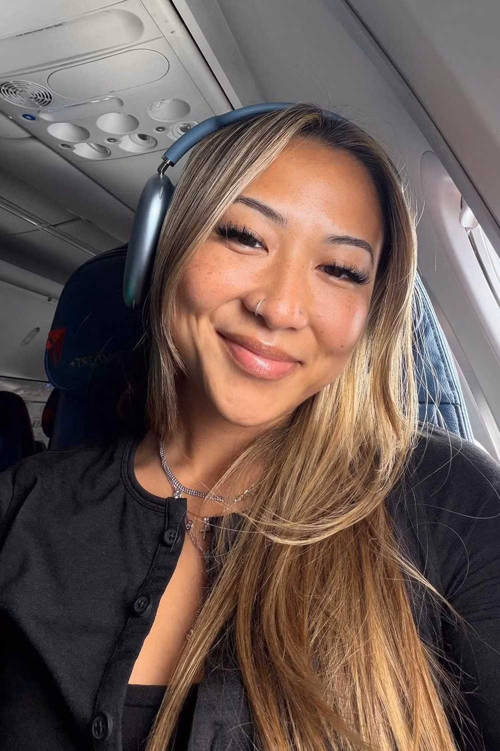 Angelique Khieu trên chuyến bay quen thuộc khi đi làm từ Los Angeles đến San Francisco. Ảnh: Angelique Khieu.