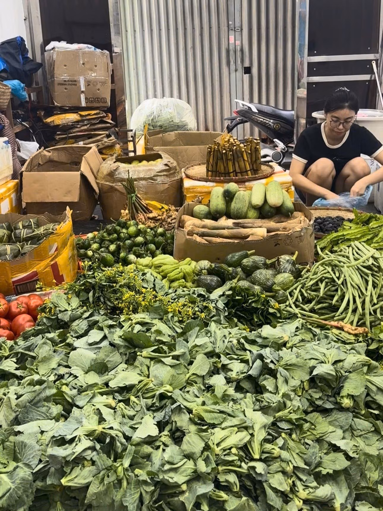 Từ nhân viên văn phòng, Oanh chuyển sang làm công việc bán rau củ tại nhà.