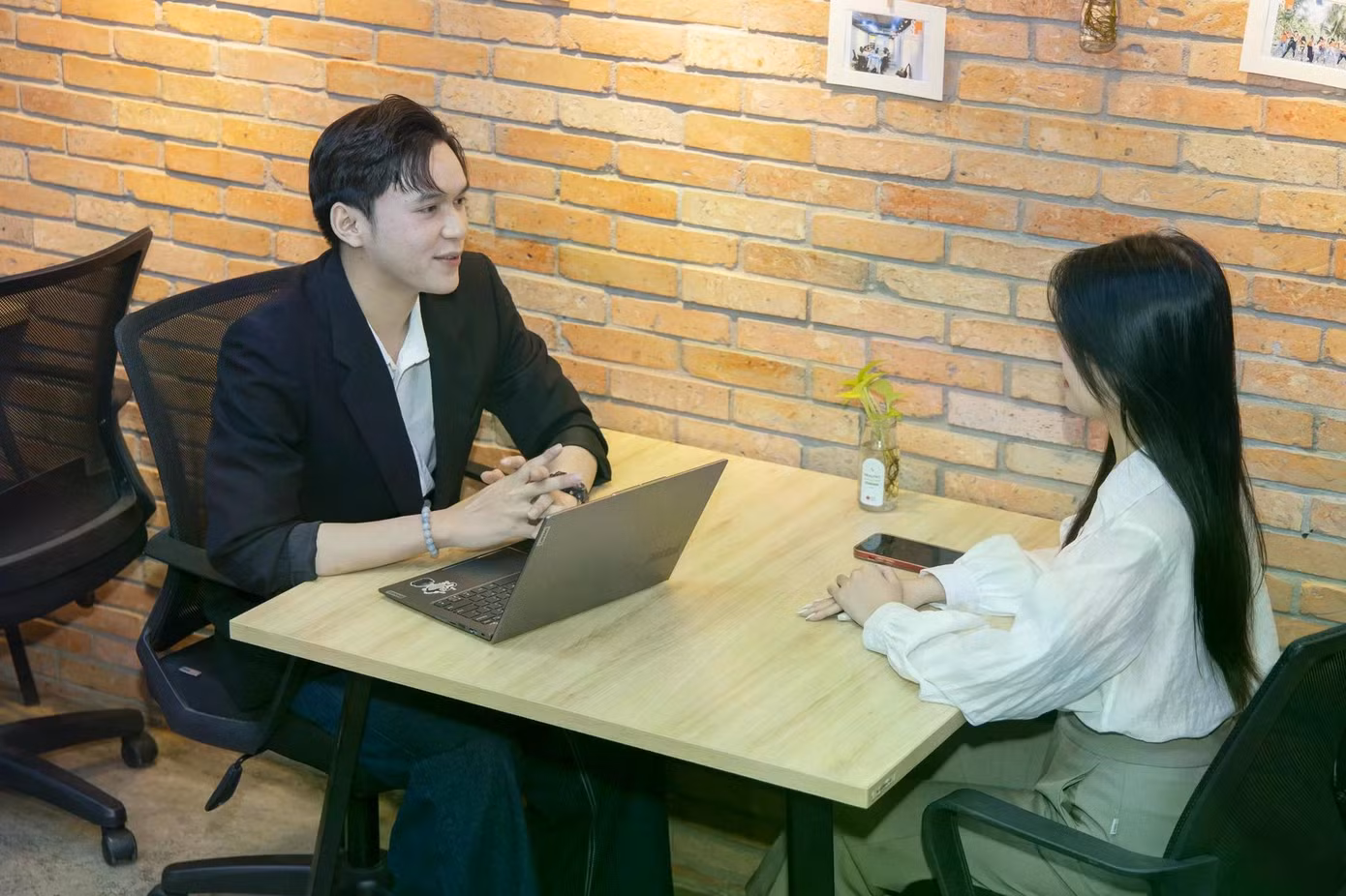 Nhà tuyển dụng có thể lưu lại hồ sơ ứng viên để tìm kiếm cho những vị trí phù hợp sau này. Ảnh minh họa: Phương Lâm