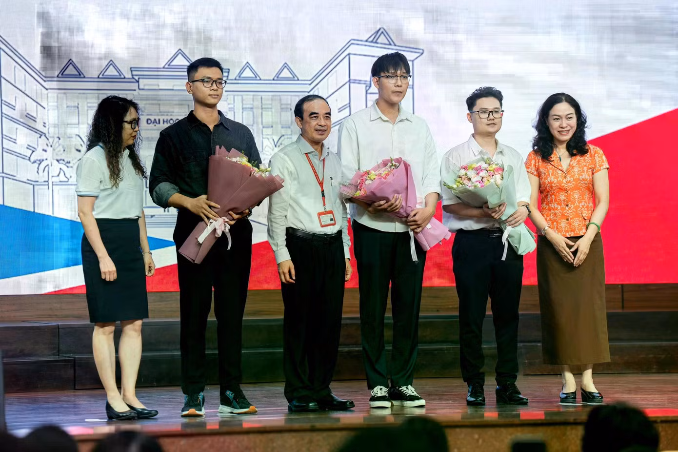 Phạm Đức Thành (thứ 2 từ phải qua) là 1 trong 3 thủ khoa của kỳ thi bác sĩ nội trú năm nay. Ảnh: Trần Hiền