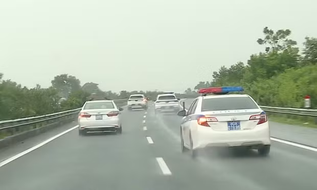 Thi bằng lái ô tô thêm nội dung về làn vượt xe: Hướng dẫn từ CSGT