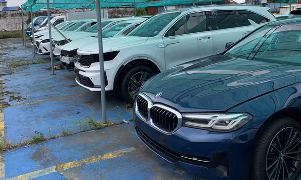 Lô xe ô tô ngập nước lên sàn đấu giá không có khách mua