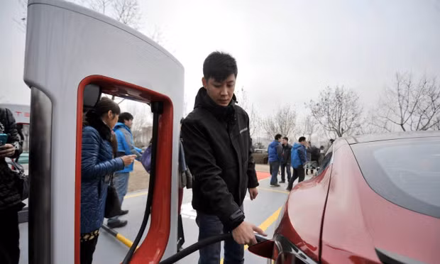 Nếu bán chính hãng ở Việt Nam, xe điện Tesla sẽ sạc thế nào?