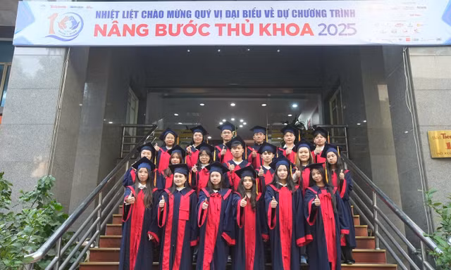 “Nâng bước thủ khoa” tại Hà Nội: Khi ước mơ giảng đường được tiếp sức từ yêu thương