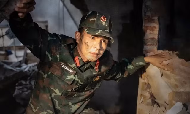 Phim mới của Steven Nguyễn vừa lên sóng đã được so sánh với Hậu Duệ Mặt Trời