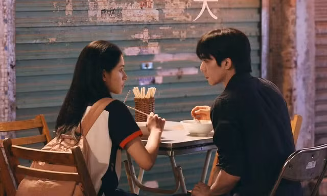 Nam nữ chính "Chó Hoang Và Xương" đi nhặt phế liệu cũng hóa lãng mạn không ngờ