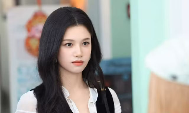 Sau Chó Hoang Và Xương, Trương Tịnh Nghi tiếp tục làm cô gái nhà nghèo nghị lực?