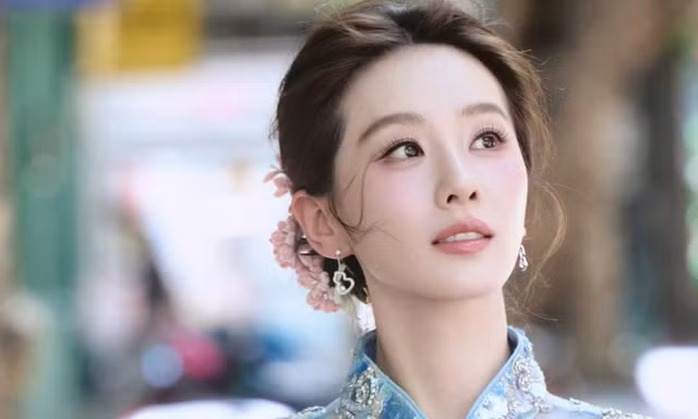 Lưu Thi Thi đỏ bừng mặt vì nắng nóng, fan Trung lại tưởng phấn má quá xịn