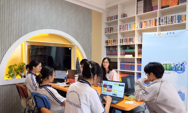 Thư viện trường THPT chuyên Trần Đại Nghĩa chính là điểm hẹn học tập cho teen với đa dạng đầu sách Anh - Việt. Ảnh: NVCC.