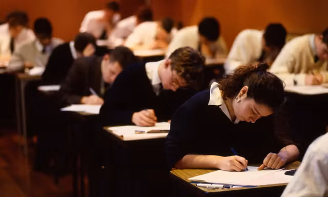 Đâu chỉ có IELTS, Gen Z đang đổ xô đi săn chứng chỉ PTE và DET vì điều gì?