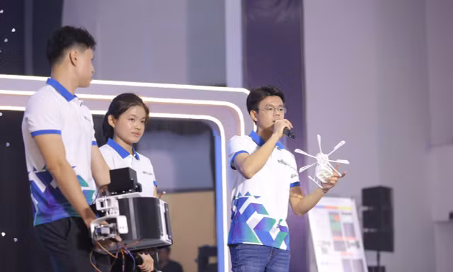 Đội thi đến từ Malaysia giành giải nhất bảng đại học với đề tài ứng dụng "UAV cứu hộ lũ lụt có hỗ trợ của AI". Ảnh: Trường ĐH Bách khoa TPHCM.