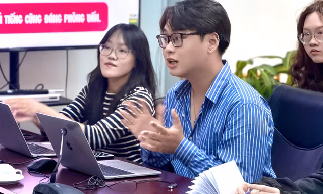 Diễn giả Thảo Ngân (trái) và diễn giả Đắc Hoàng (giữa).