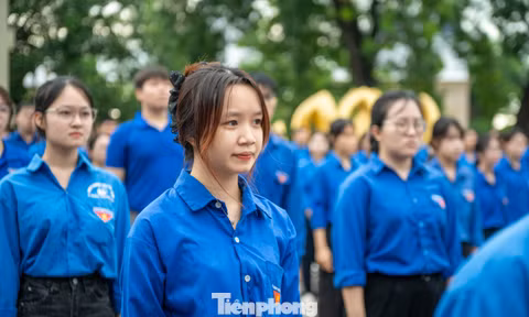 Thanh niên Quảng Ninh chào cờ tại nơi Bác Hồ về thăm