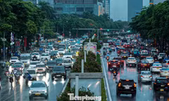 Bầu trời Hà Nội bất ngờ tối sầm giữa ban ngày, nhiều phương tiện phải bật đèn