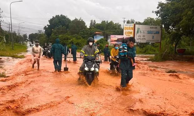 Mưa kỷ lục 64 năm tại nơi khô hạn nhất cả nước