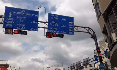 Giá long môn là khung kết cấu bắc ngang phía trên phần đường xe chạy, dùng để lắp biển báo và các thiết bị giao thông.