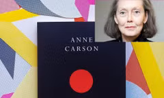 Nhà thơ Canada Anne Carson đoạt giải Nobel Văn học 2026 và tác phẩm nổi tiếng của bà "Tự truyện đỏ". Ảnh: Liberia Bookshop.