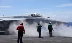 Một chiếc tiêm kích F-18 trên tàu sân bay Mỹ USS Theodore Roosevelt. Ảnh: Reuters.
