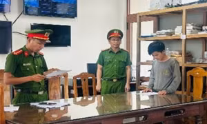 Khởi tố đối tượng dùng clip nhạy cảm khống chế, ép bạn gái cũ quan hệ tình dục