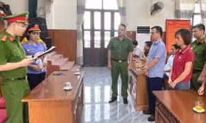 Khởi tố nguyên Chủ tịch UBND xã ở Ninh Bình cùng 3 cựu cán bộ