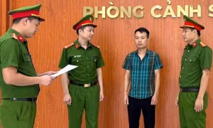 Cơ quan Cảnh sát điều tra Công an tỉnh Bắc Ninh đọc quyết định khởi tố bị can, lệnh bắt bị can để tạm giam đối với Vũ Văn Cương.