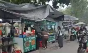 Hà Nội: Cự cãi việc để xe ven đường bị bà hàng nước thu tiền gửi, người phụ nữ bị hành hung dã man