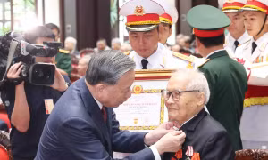 Ban Bí thư bổ sung Huy hiệu 35 năm, 95 năm tuổi Đảng