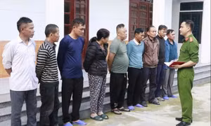 Lấy cớ đến chia buồn cùng gia đình có tang lễ để tổ chức đánh bạc