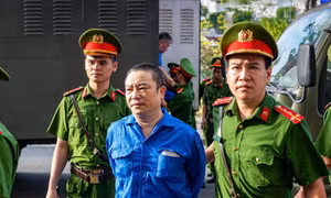 Cựu Viện trưởng 'biến tội phạm thành bệnh nhân tâm thần' bị dẫn giải đến tòa