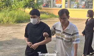 Tài xế trong vụ tai nạn làm nữ sinh tử vong ở Vĩnh Long được dìu tới toà