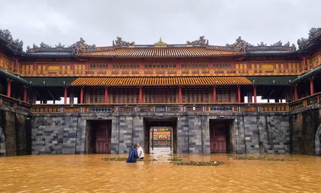 Cảnh lũ lớn 'bao vây' khu vực Đại Nội và hệ thống Di sản Huế