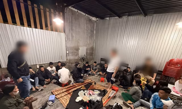 Bắt quả tang 18 đối tượng nam nữ ‘sát phạt’ tại quán cà phê ở Huế