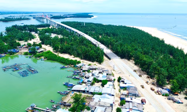 Vì sao công trình cầu vượt cửa biển dài nhất miền Trung chưa thể thông xe toàn tuyến?
