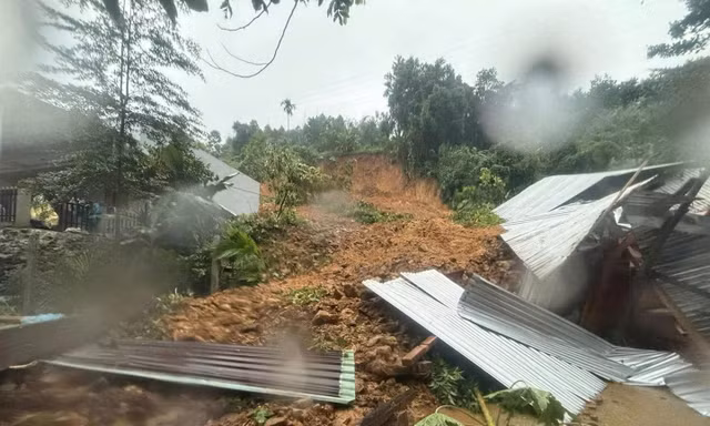 Sau tiếng nổ lớn, ngọn đồi đổ ập vùi 2 nhà dân ở Trà Leng