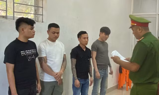 Mâu thuẫn khi mời bia, dùng kiếm tấn công bạn nhậu