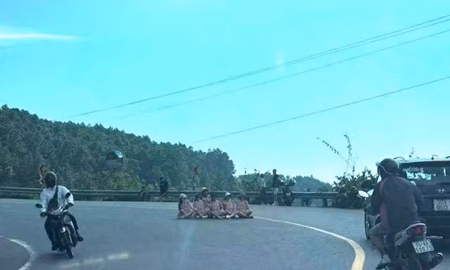 Xác minh nhóm người ngồi giữa khúc cua đường đèo Hải Vân chụp ảnh