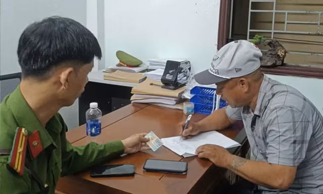Phạt 7,5 triệu đồng người bán sầu riêng bị du khách tố cân gian ở chợ đêm