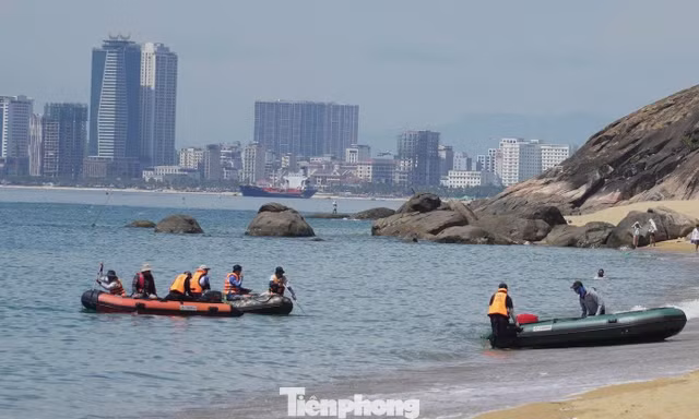 Xuồng, ca nô đổ về biển Đà Nẵng tìm hai nạn nhân bị sóng cuốn ở Mũi Nghê