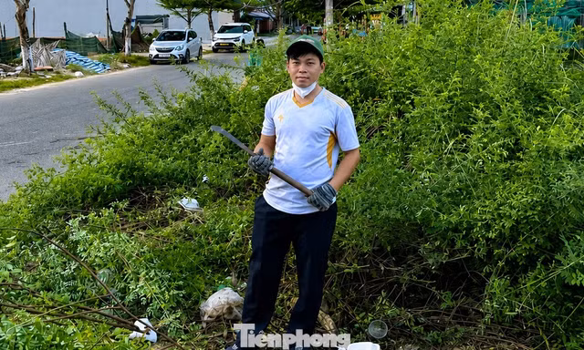 Chàng trai nghiện… dọn rác