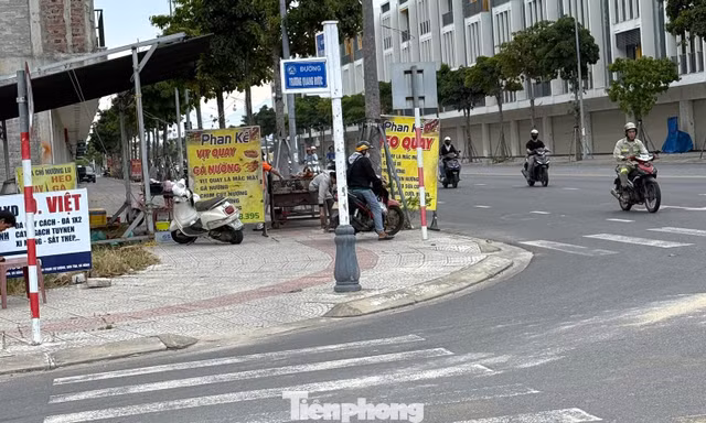  Dân vừa 'tố' bảng hiệu che khuất tầm nhìn, phường đến dẹp trong 'ba nốt nhạc'
