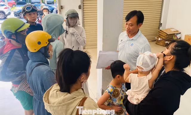 Mai khai giảng, chiều nay phụ huynh Đà Nẵng vẫn chạy đôn chạy đáo tìm sách 